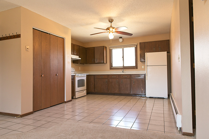 1049 5th Ave NW, Valley City, ND 58072